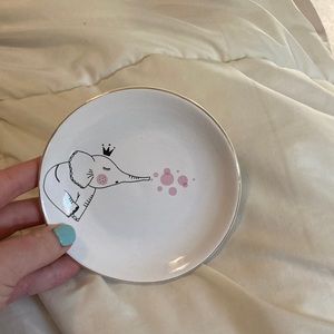 Ring holder with elephant